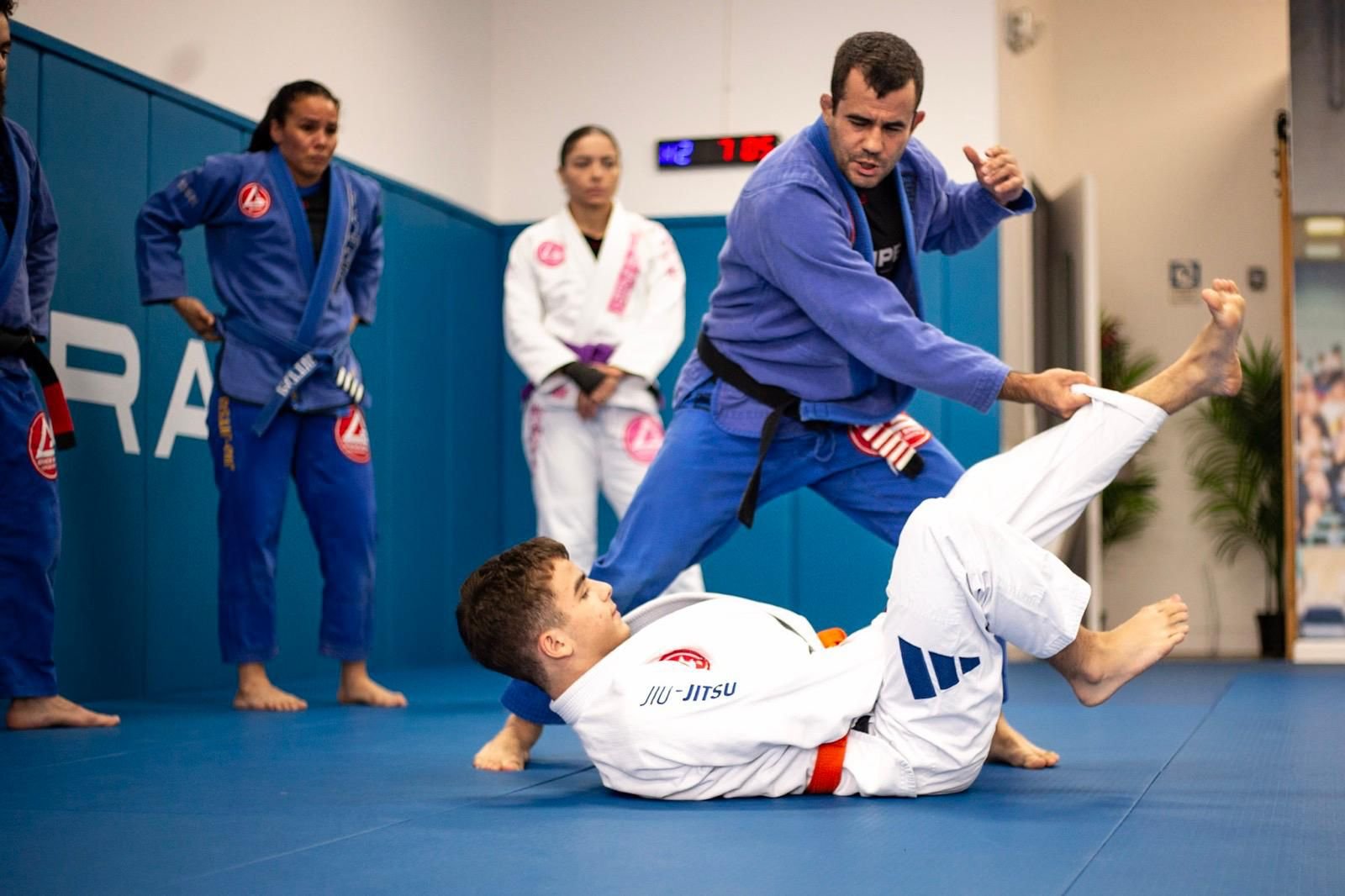 training bjj and self defense on class